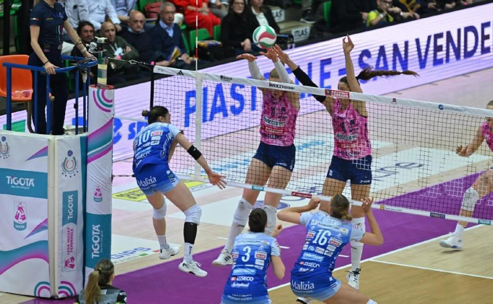 博鱼体育-让二追三！科内利亚诺半决赛占先机，朱婷一锤定音+21分荣膺MVP